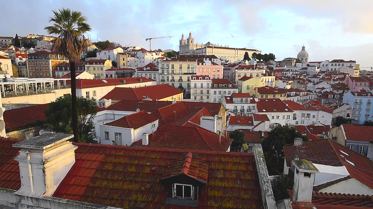 Splendida vista mattutina di Lisbona, Portogallo, che mostra lo skyline della città, l'architettura storica e una tranquilla atmosfera all'alba nella capitale portoghese.