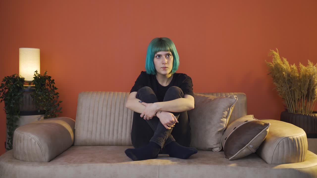 mujer joven y temerosa. está de mal humor en casa.