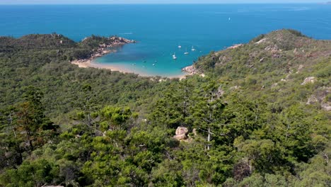 Magnetische-Insellandschaft,-Aussichtspunkt-Aus-Der-Luft,-Der-Die-Arthur-Bay-über-Felsbrocken-Und-Bäumen,-Queensland,-Freigibt