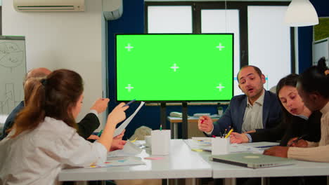 en la sala de reuniones de la oficina corporativa se encuentra una pantalla de televisión verde