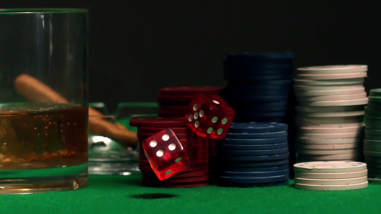 los dados caen sobre la mesa del casino con fichas