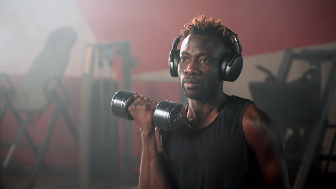 hombre escuchando música en el gimnasio