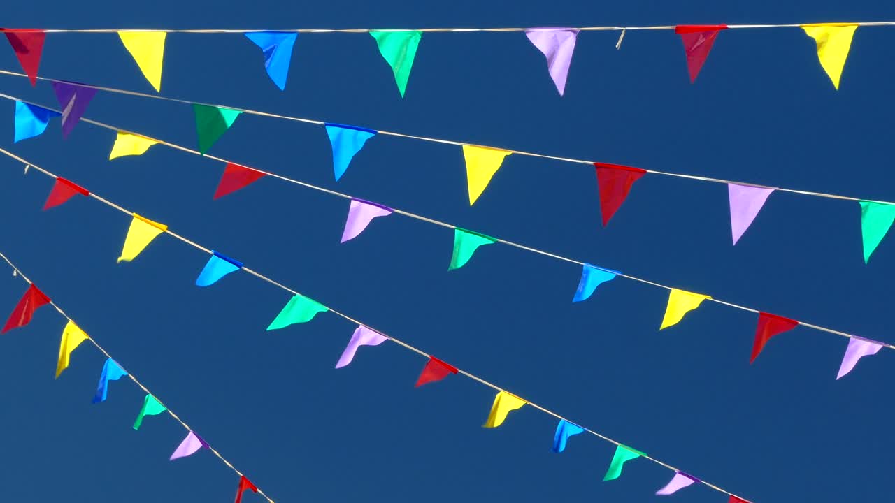 banderas multicolores en el cielo azul.