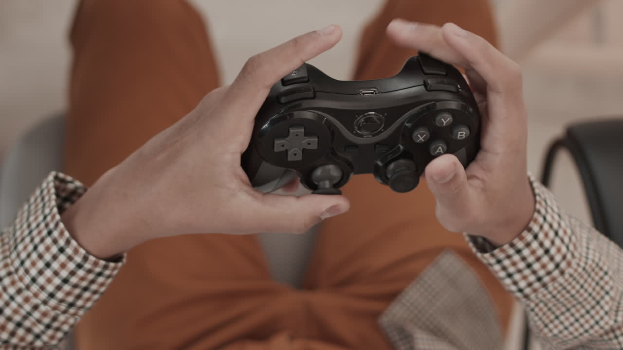 콘솔 컨트롤러의 버튼을 손으로 러