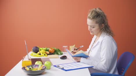 Dietista-Trabajando-En-Un-Plan-De-Dieta.