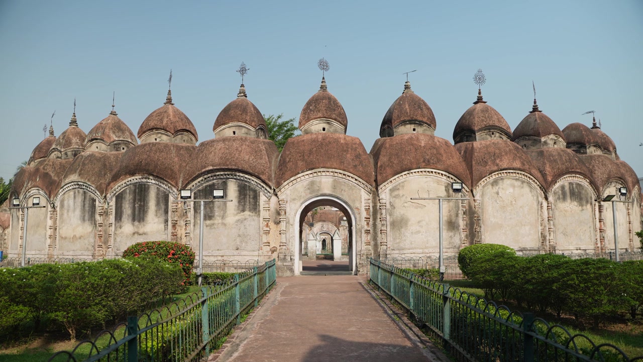 Questo luogo è chiamato "108 Templi di Shiva" perché è composto da 108 templi di Shiva. Si trova a Kalna, nel distretto di Bardwan, nel Bengala Occidentale.