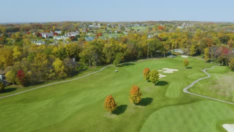 Vista-Aérea-Del-Paisaje-Otoñal-Con-Campo-De-Golf-Y-Trampas-De-Arena