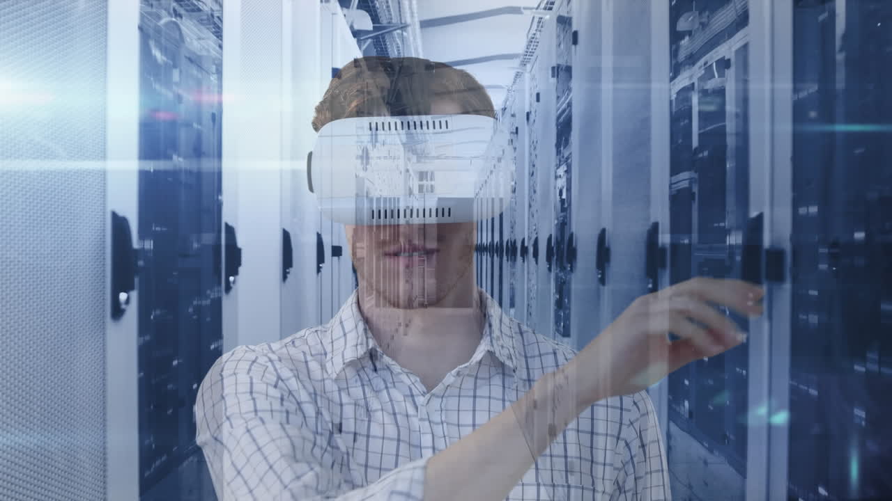 animazione di un uomo d'affari che indossa una cuffia vr e elaborazione dei dati in una stanza tecnologica con server computerizzati