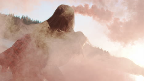 amigos divirtiéndose con bombas de humo rosas
