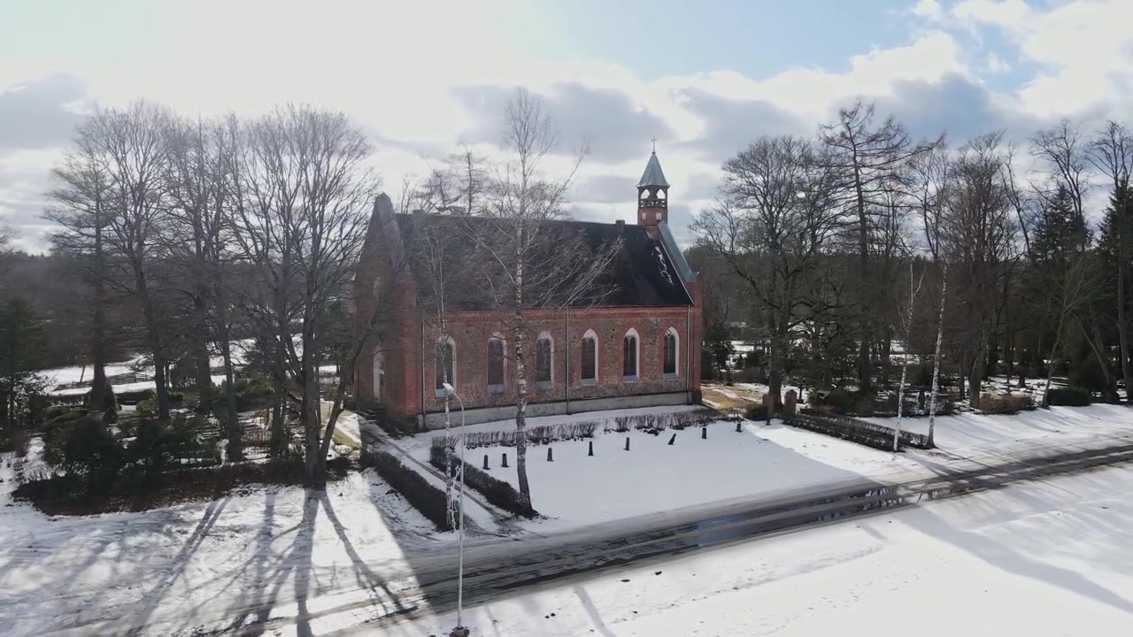 Chiesa luterana di Dalbe nella regione di Jelgava, tra campi innevati e alberi spogli