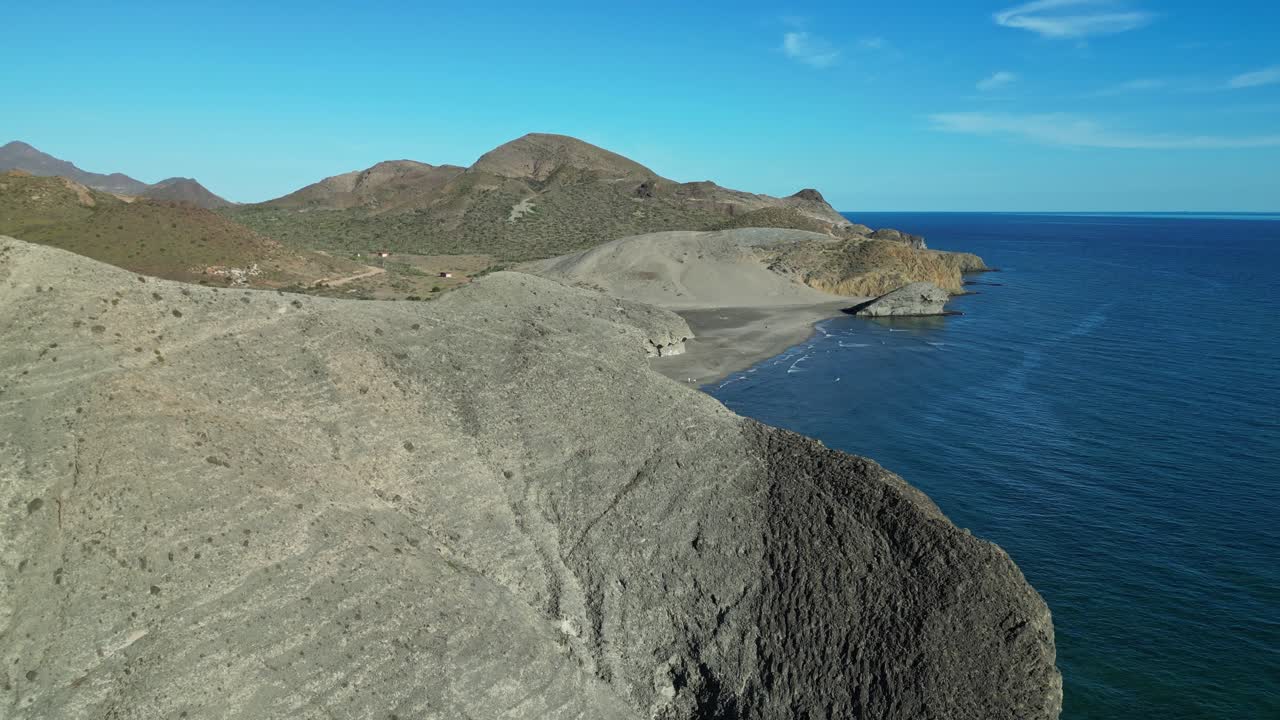 acantilados rocosos y playa monsul en cabo de gata, almería, andalucía, españa - antena 4k