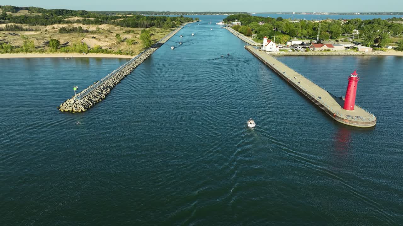 seguimiento y seguimiento del tráfico de barcos a lo largo del canal
