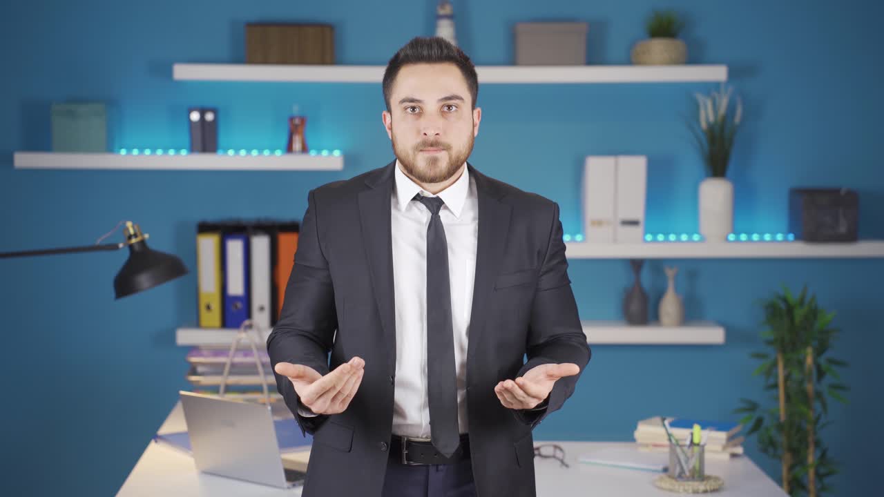 el hombre de negocios mira a la cámara está decidido y dice algo.