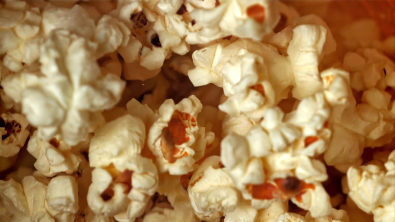 Ripresa macro di deliziosi popcorn con uno zoom indietro lento