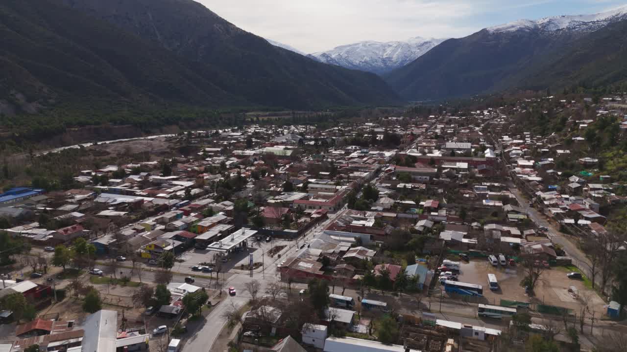 vista aérea de una ciudad ubicada en un valle montañoso