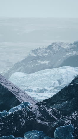 paisaje glacial islandés: montañas, hielo y rocas