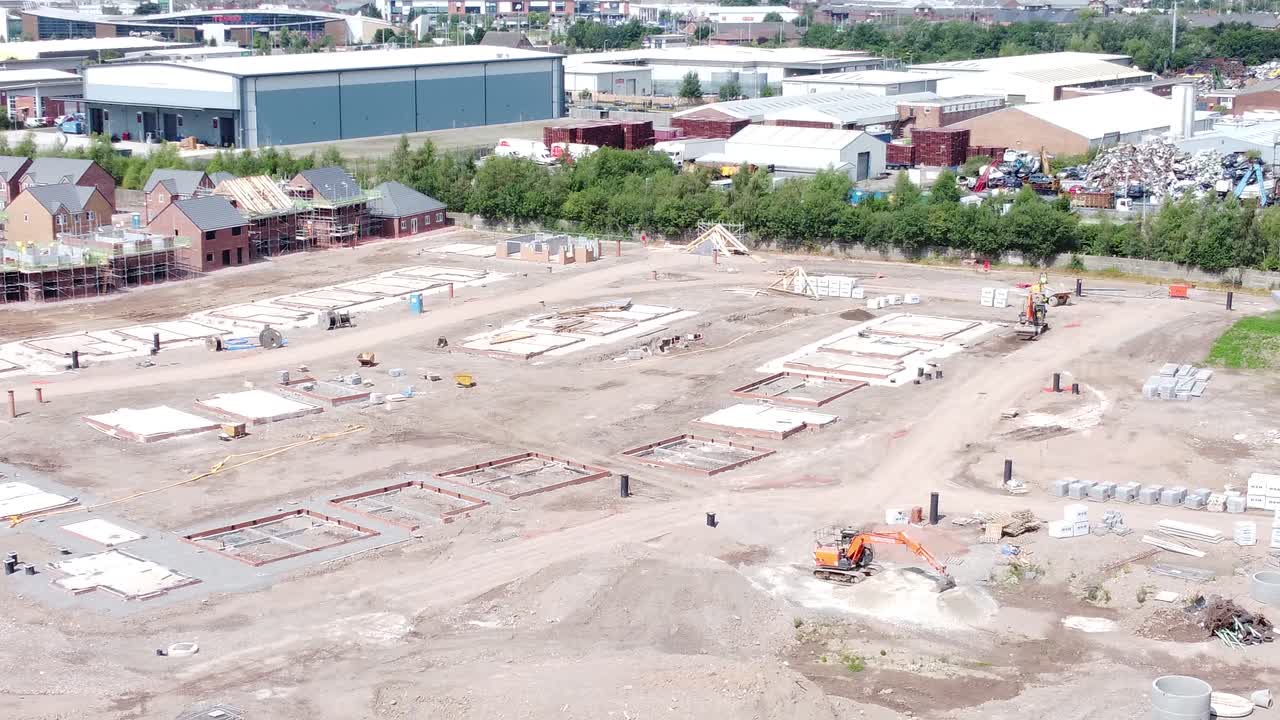 ciudad del reino unido desarrollo de viviendas trabajo de la tierra fundación sitio de construcción vista aérea órbita izquierda