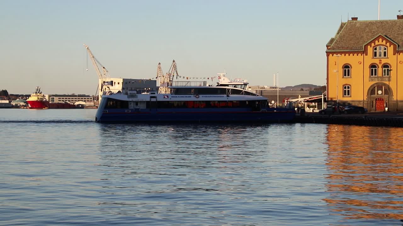 el barco está en el muelle