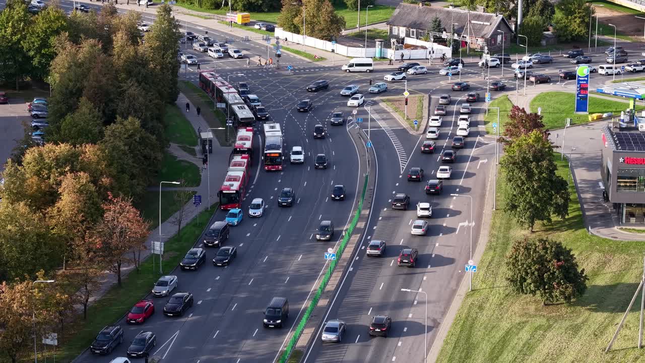 Statisk droneoptagelse af tæt myldretidstrafik på en byudkørsel nær Vilnius