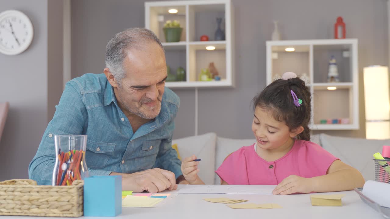 un abuelo mayor leyendo un libro con su nieto.