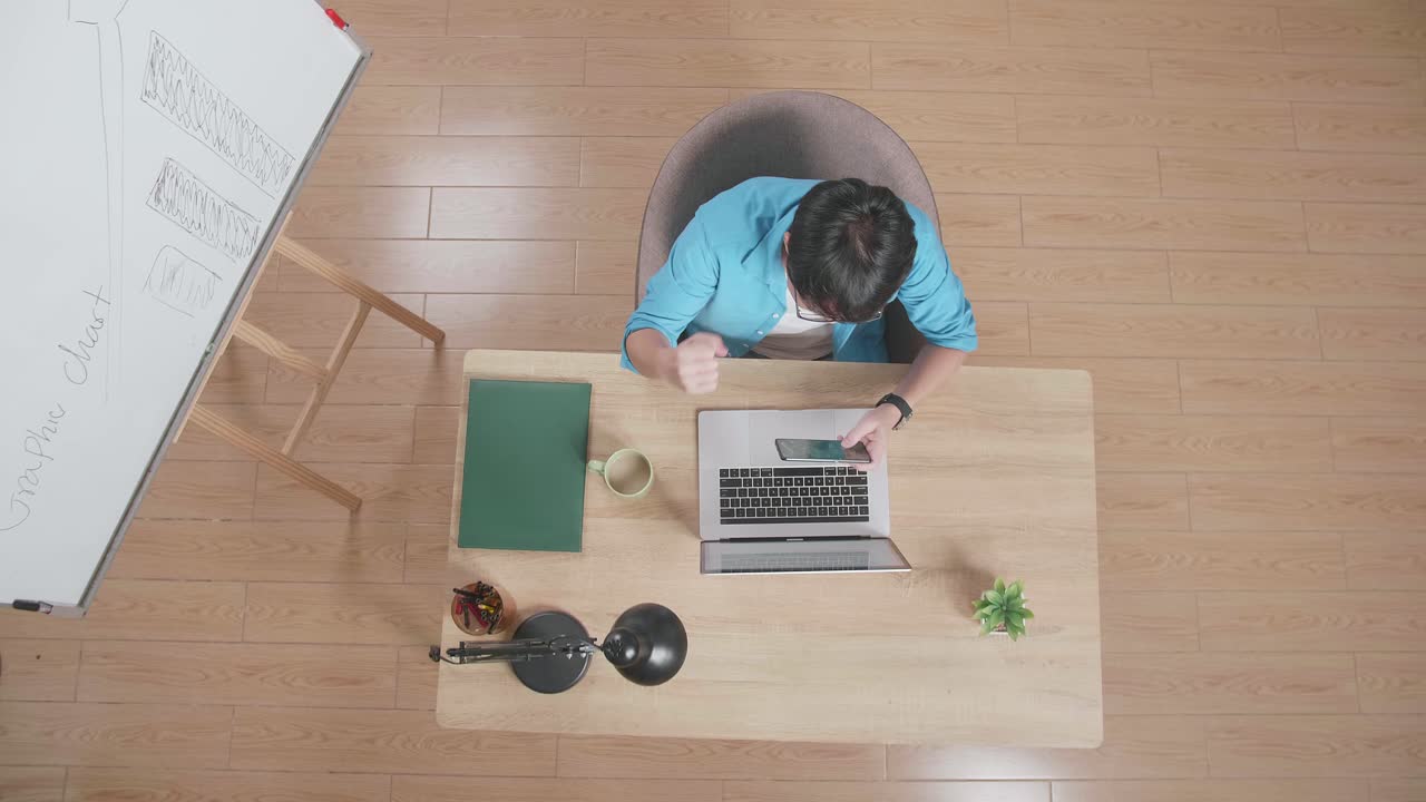 행복한 사업가들이 책상에서 성공을 축하하고 있습니다.