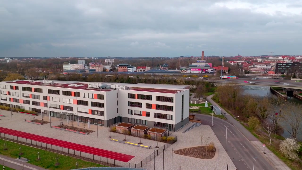 Una vista aérea nublada del campo de Sajonia-Anhalt, mostrando los paisajes rurales cerca de Halle, Alemania