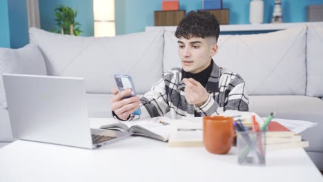 Der-Student,-Der-Per-Videotelefonie-Telefoniert,-Versucht-Sich-Zu-Erklären.