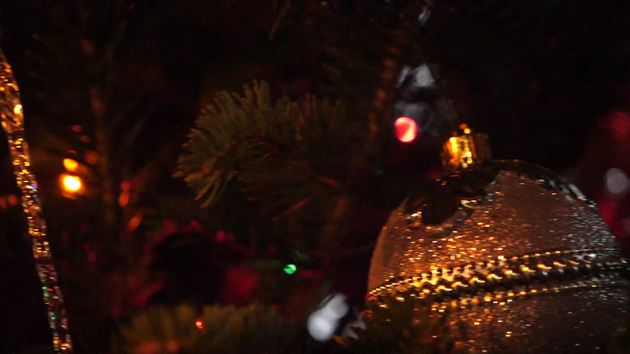 Decorazioni scintillanti su un festoso albero di Natale