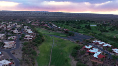 Vista-Aérea-Sobre-El-Campo-De-Golf-Escénico-En-Green-Valley,-Arizona-Al-Atardecer---Disparo-De-Drones