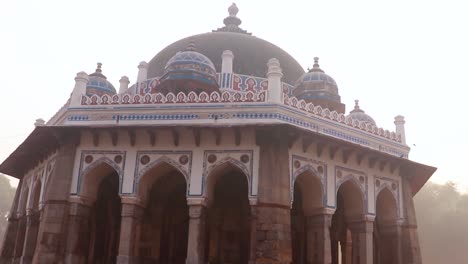 Nila-Gumbad-De-La-Vista-Exterior-De-La-Tumba-De-Humayun-En-La-Mañana-Brumosa-Desde-Una-Perspectiva-única