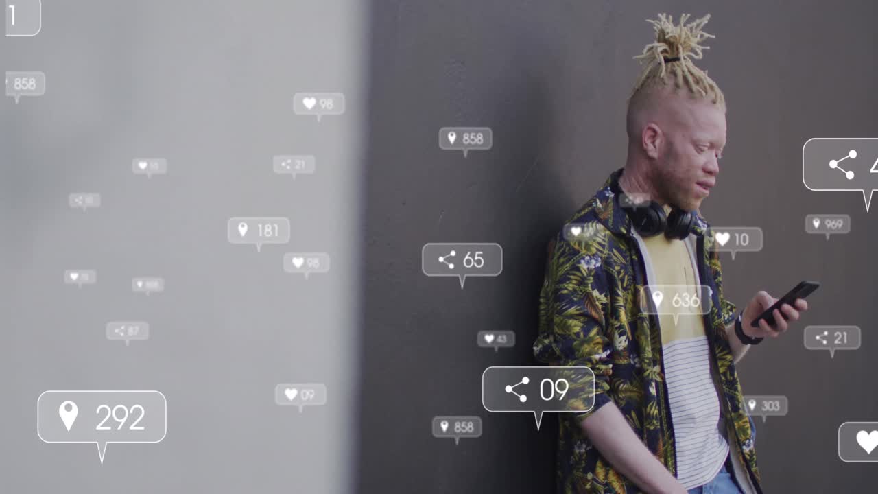 animación de iconos de las redes sociales contra un hombre albino afroamericano que usa un teléfono inteligente