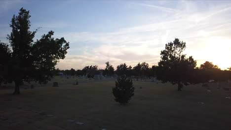 Luftaufnahme-Durch-Einen-Friedhof-In-Georgia-Während-Des-Sonnenuntergangs
