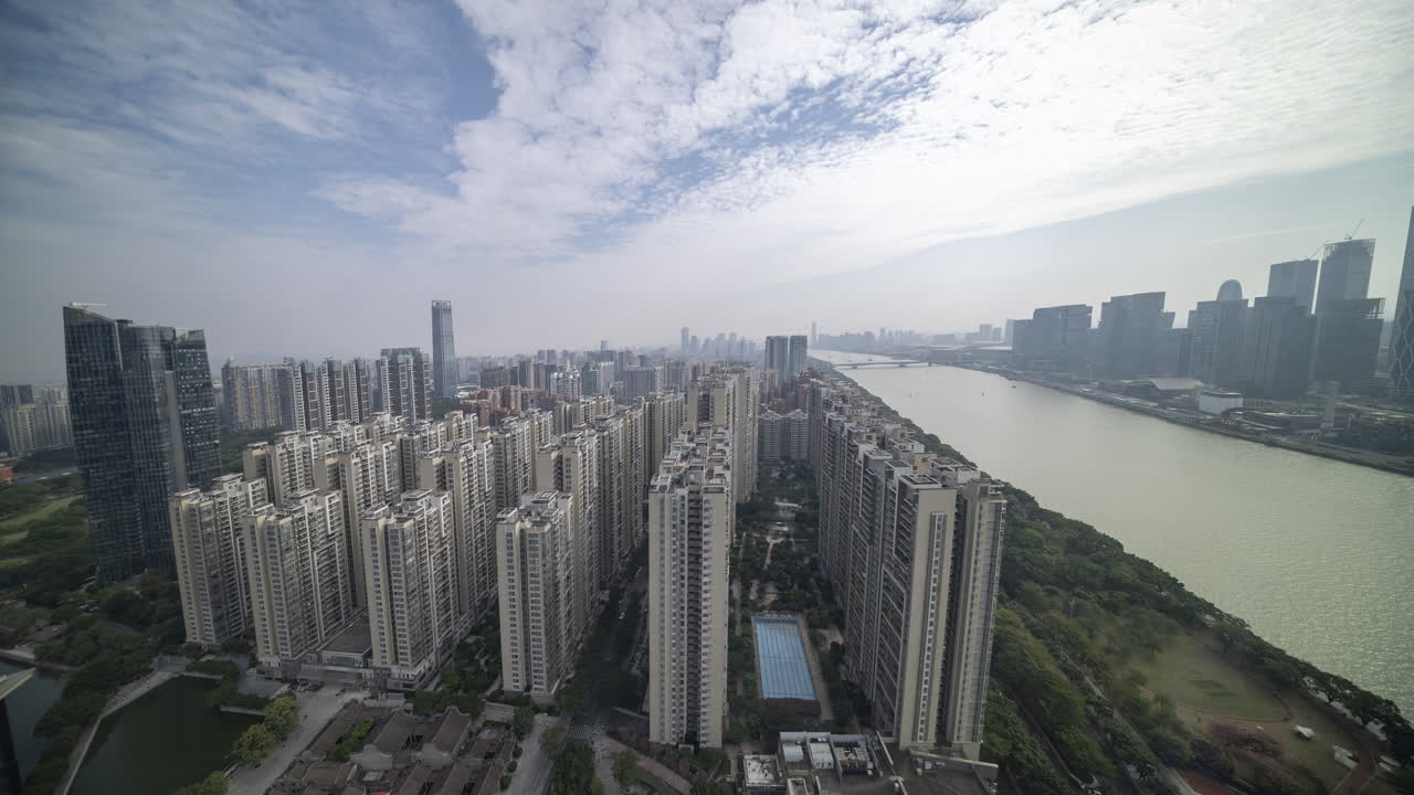 Time-lapse de Vista Aérea de um Horizonte de Cidade Moderna e Rio