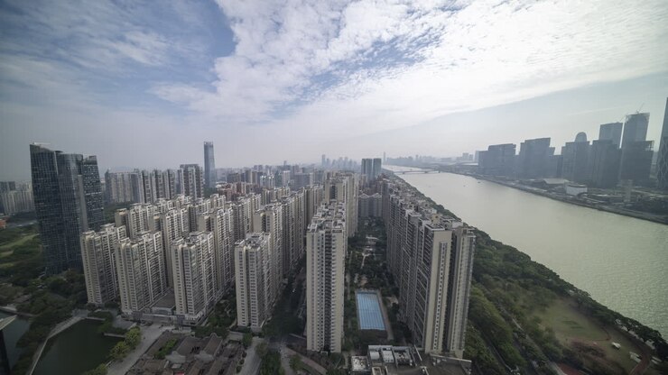 Time-lapse de Vista Aérea de um Horizonte de Cidade Moderna e Rio