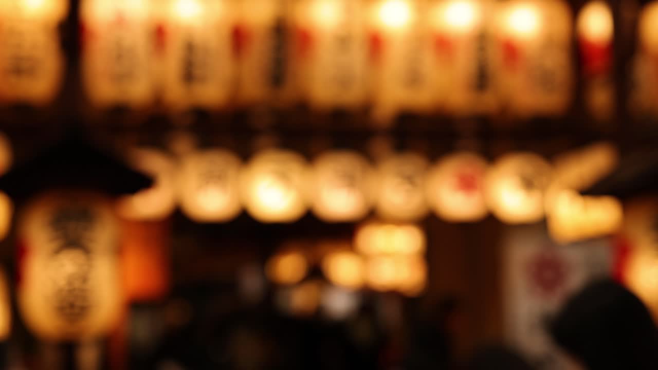 linternas fuera de foco que se mueven a través de los marcos