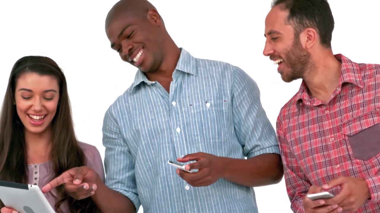 personas de negocios ocasionales con dispositivos electrónicos