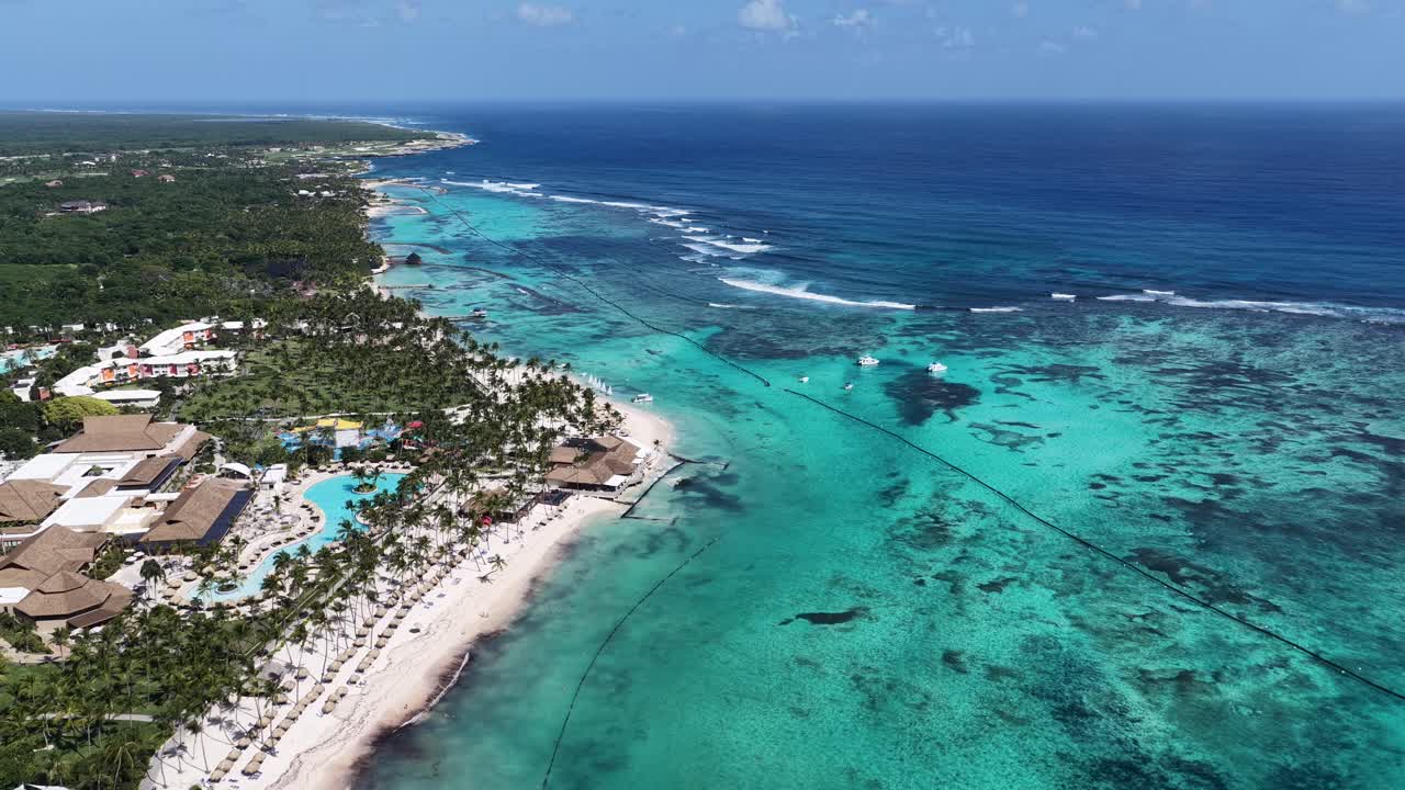 Skyline di Punta Cana a Punta Cana, nella provincia La Altagracia, Repubblica Dominicana. Skyline caraibico. Paesaggio sulla spiaggia. Panorama del resort. Skyline di Punta Cana a Punta Cana, nella provincia La Altagracia, Repubblica Dominicana