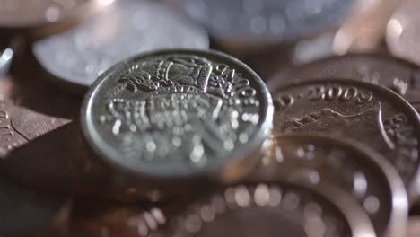 girando alrededor de la moneda británica fuertemente iluminada