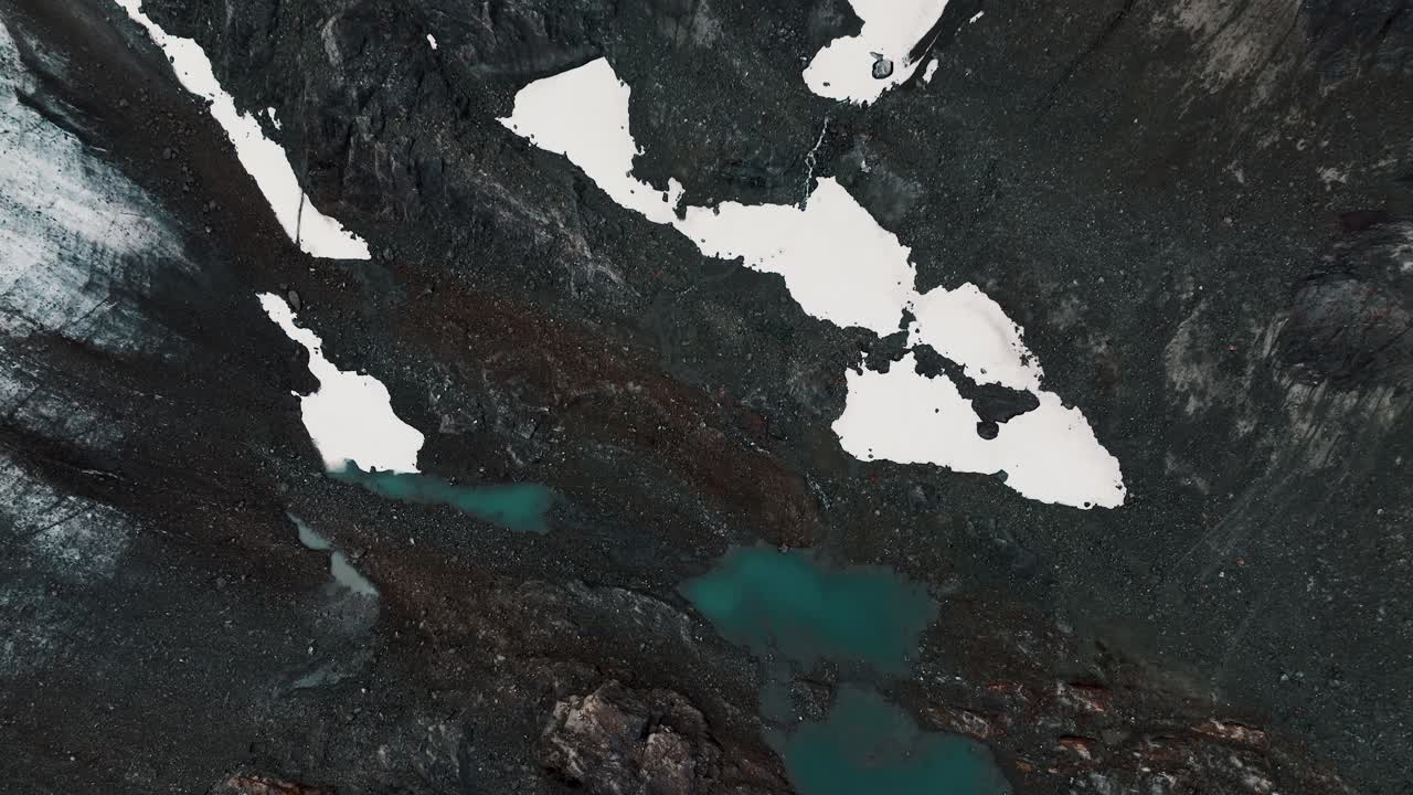 glaciar en las montañas y lagos verdes en glaciar vinciguerra, argentina