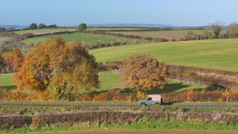 Auto-Fährt-Durch-Die-Landschaft