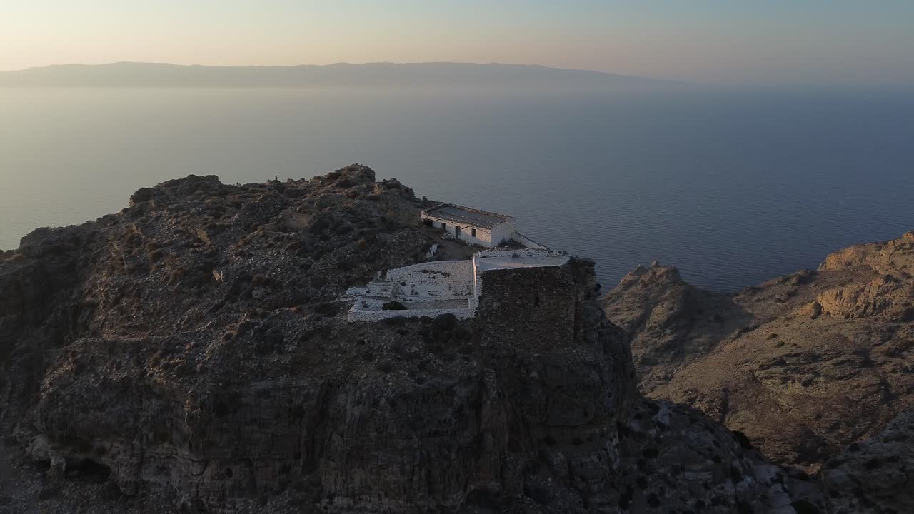 casa solitaria en la cima de una montaña en grecia, isla de kythnos, casa en la punta de una montaña, toma orbital aérea