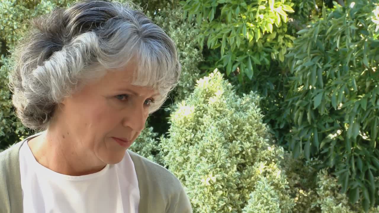 걱정하는  ⁇ 은 여자