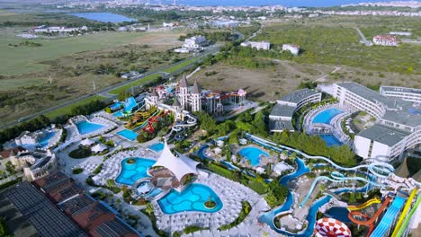 Panorama-Drohnenansicht-über-Dem-Aquapark-In-Nessebar,-Bulgarien