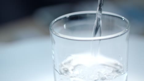 Wasser-In-Glas-Gießen.-Erfrischendes-Wasser.-Reine-Flüssigkeit-Im-Glas.-Sauberes-Wasser