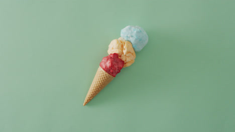 video del cono con helados tendidos en la superficie verde