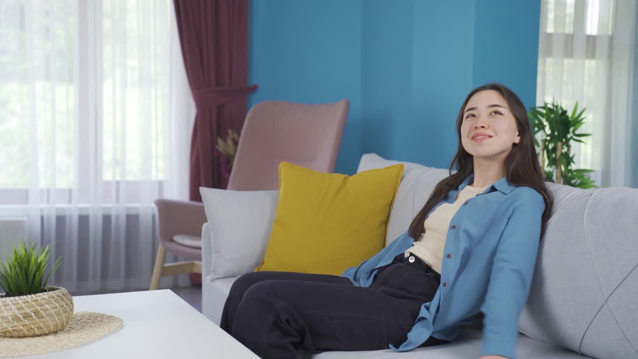 행복하고 평화로운 아시아 십대 소녀