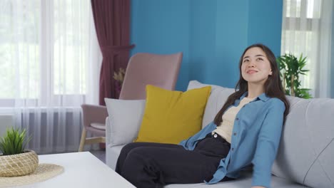 una adolescente asiática feliz y pacífica.