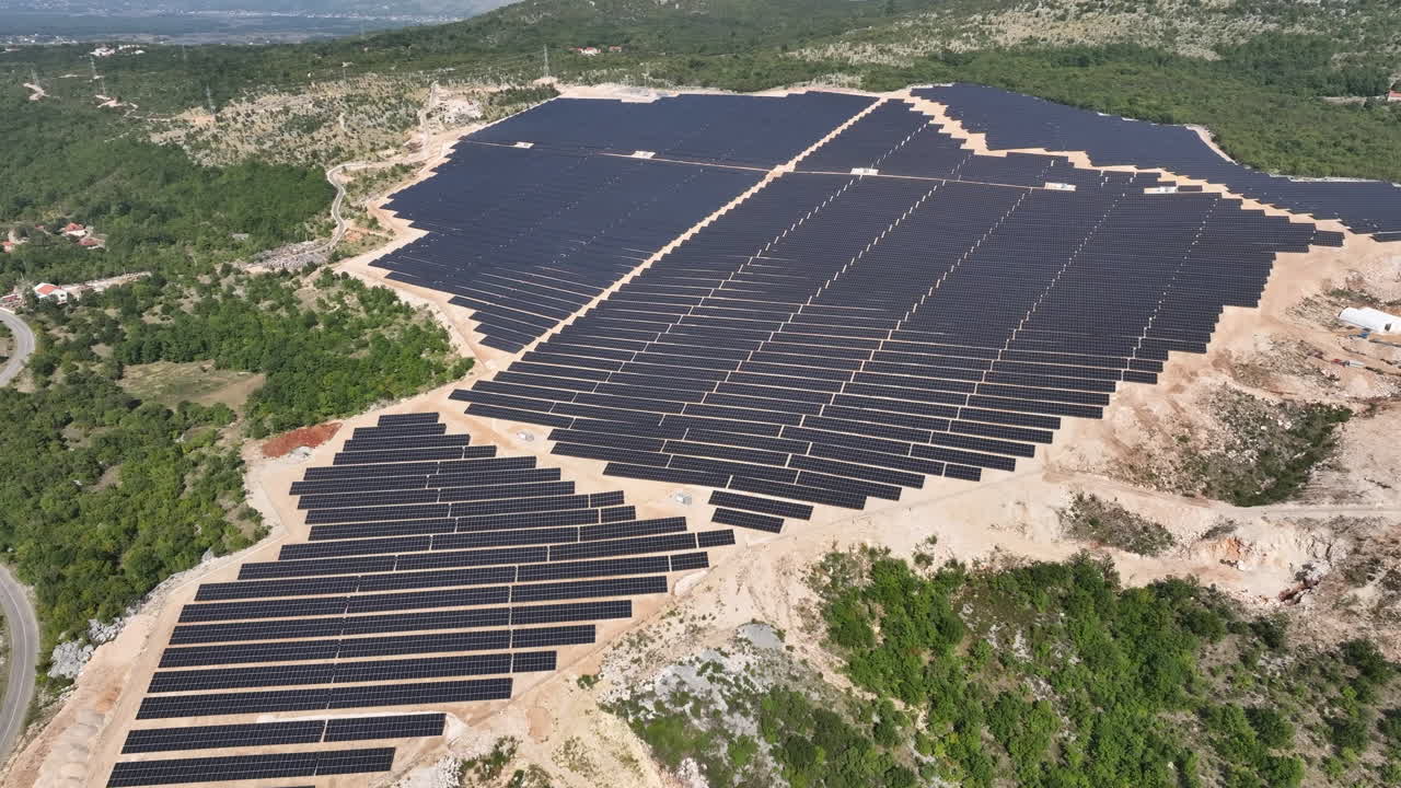 paneles solares que producen energía verde sostenible a partir del sol