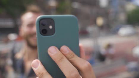 hombre bailando con el teléfono en la mano, llamando para bailar.