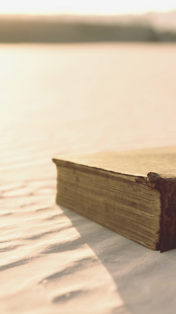 Vecchio libro che riposa su una superficie ruvida sotto una luce soffusa durante le ore diurne.